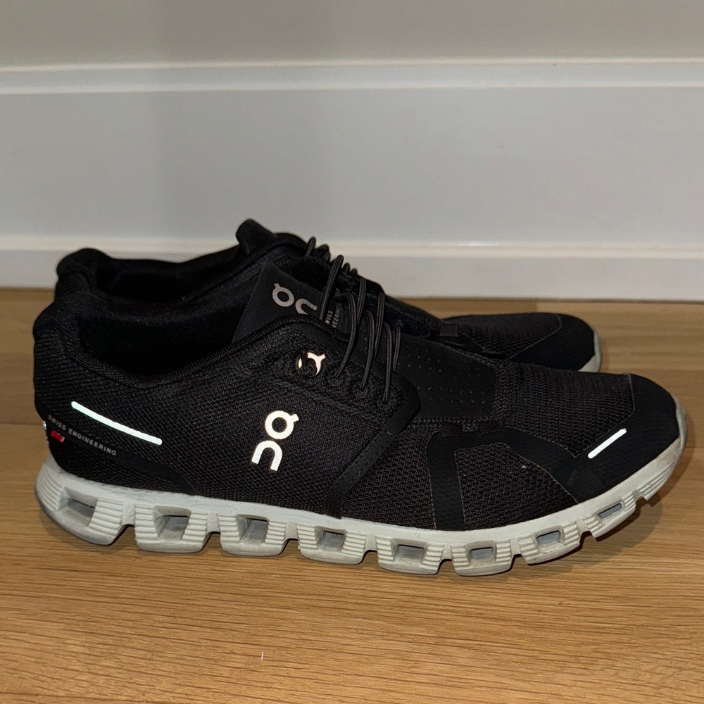 On running (on cloud) women's black sneakers